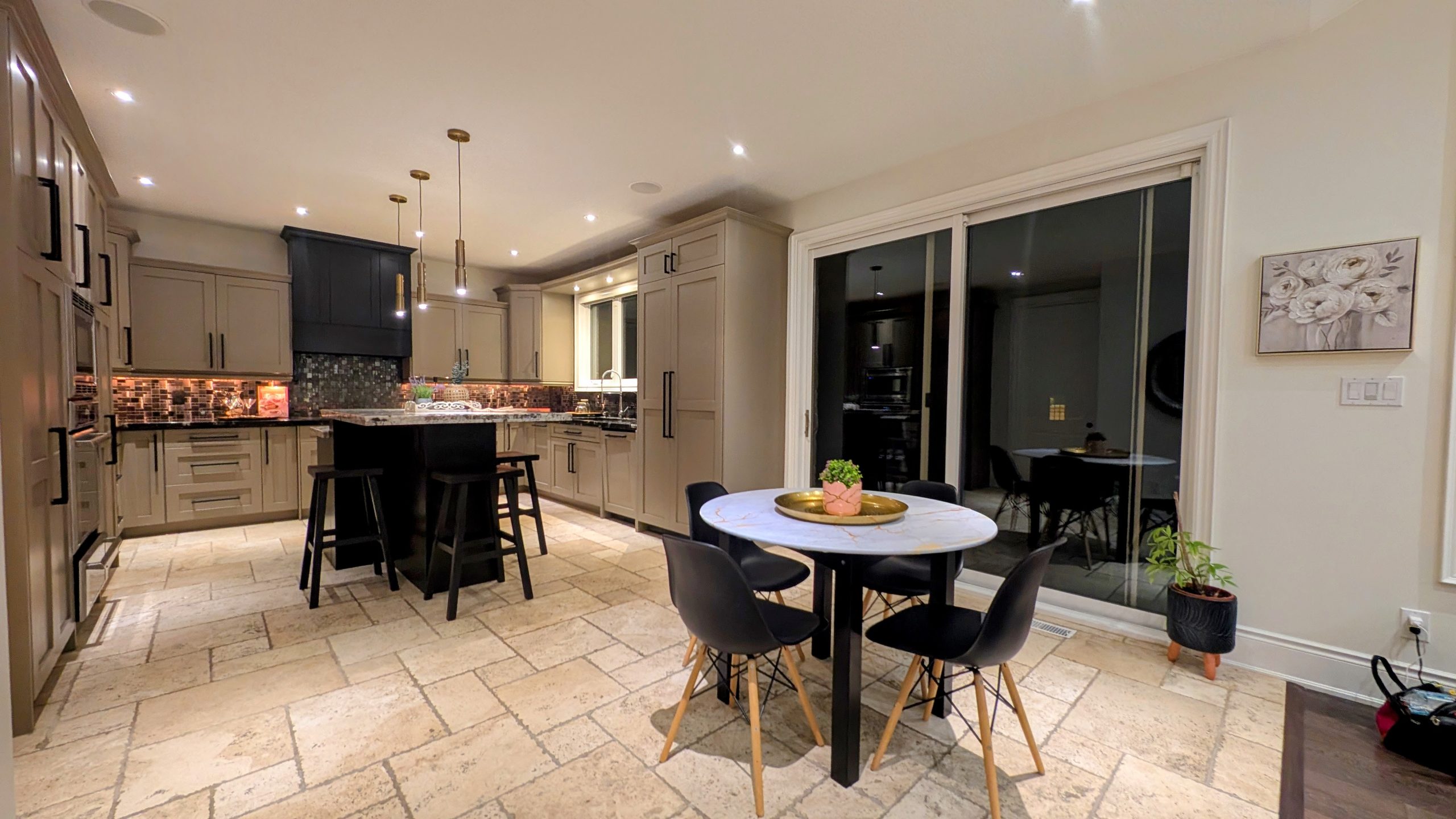 11 - Kitchen & Breakfast